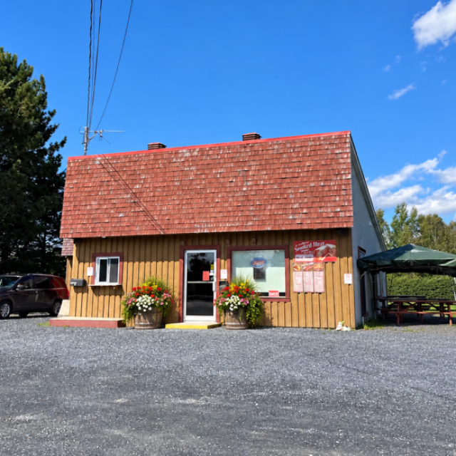 Casse-croute chez Marie - <strong>Error:</strong> Undefined index: cat_name<br><strong>Line:</strong> 462<br><strong>File:</strong> tpl-listing.php<br> - 